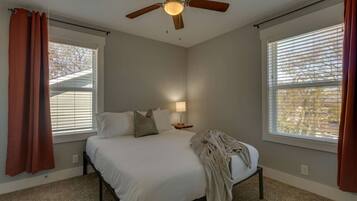 3 habitaciones, escritorio y tabla de planchar con plancha