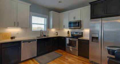 Mciver- 3 Bedroom Home- HUGE yard! 4.5 miles to Broadway.