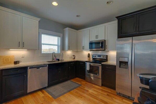 Jääkaappi, mikroaaltouuni, uuni, liesi