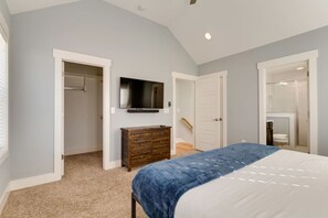 3 bedrooms, desk, iron/ironing board, travel cot