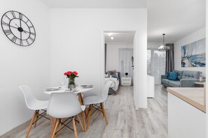 In-room dining - Kapitański Mostek Apartments by Renters (Kolobrzeg)