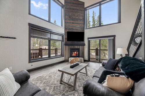 Pet friendly duplex, hot tub, wifi, paved roads, pool access