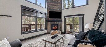 Pet friendly duplex, hot tub, wifi, paved roads, pool access