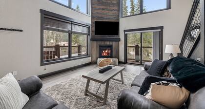 Pet friendly duplex, hot tub, wifi, paved roads, pool access