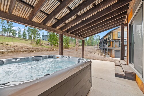 Pet friendly! Newly finished duplex, hot tub, wifi, paved roads, pool access