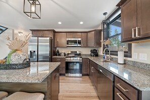 Fridge, microwave, stovetop, dishwasher