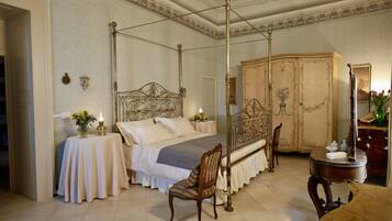 4 bedrooms, desk, free WiFi, bed sheets