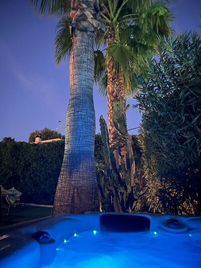 Modern bungalow with heated pool, 50m from the sea - whirlpool -