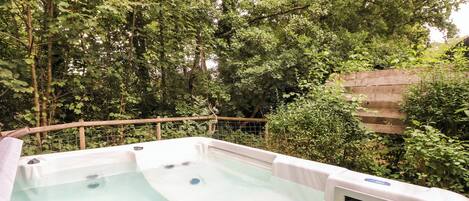 Cottage | Outdoor spa tub
