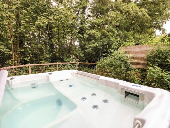 Cottage | Outdoor spa tub