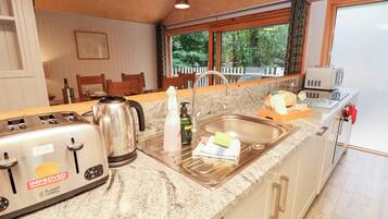 Cottage | Cucina privata | Lavastoviglie, pentole/stoviglie/utensili