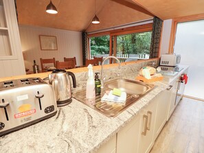 Cottage | Private kitchen | Dishwasher, cookware/dishes/utensils
