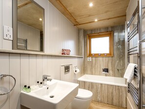 Une salle de bain moderne avec un lavabo, des toilettes et une baignoire.