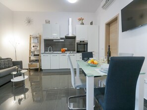 Apartment (Two Bedroom Apartment with Terrace an) | Eigene Küche | Kühlschrank, Esstisch