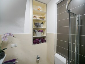 Apartment (Two Bedroom Apartment with Terrace an) | Bathroom | Shower, towels