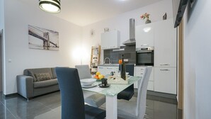 Apartemen (Two Bedroom Apartment with Terrace an) | Ruang makan