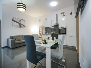 Apartment (Two Bedroom Apartment with Terrace an) | Esszimmer