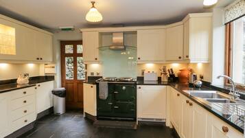 Geladeira, lava-louças, chaleira elétrica, torradeira