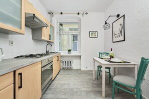 Microwave, coffee/tea maker, cookware/dishes/utensils - Odrzańska Apartment by Renters (Wroclaw)