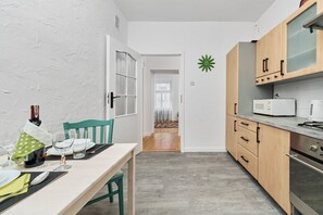 Microwave, coffee/tea maker, cookware/dishes/utensils - Odrzańska Apartment by Renters (Wroclaw)