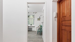 Cafetera o tetera, microondas y utensilios de cocina