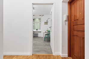 Microondas, cafetera y tetera y utensilios de cocina 