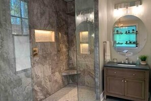 Shower, hair dryer, bidet, towels