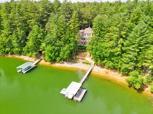 7 bedroom! Amazing Lake house, Private Dock & More, jet ski docks Nice game room