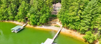 7 bedroom! Amazing Lake house, Private Dock & More, jet ski docks Nice game room