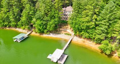 7 bedroom! Amazing Lake house, Private Dock & More, jet ski docks Nice game room