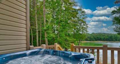 7 bedroom! Amazing Lake house, Private Dock & More, jet ski docks Nice game room