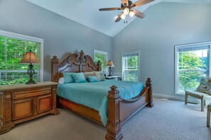 7 bedrooms, desk, iron/ironing board, travel cot - 7 bedroom! Amazing Lake house, Private Dock & More, jet ski docks Nice game room (Blairsville)