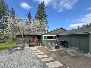 Outdoor dining - Great Spot For Family & Friends (port angeles)