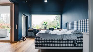 Apartment | 2 bedrooms, individually decorated, individually furnished, desk