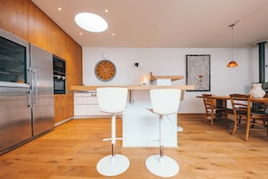 Appartement | Cuisine privée | Réfrigérateur, four à micro-ondes, un four, surface de cuisson