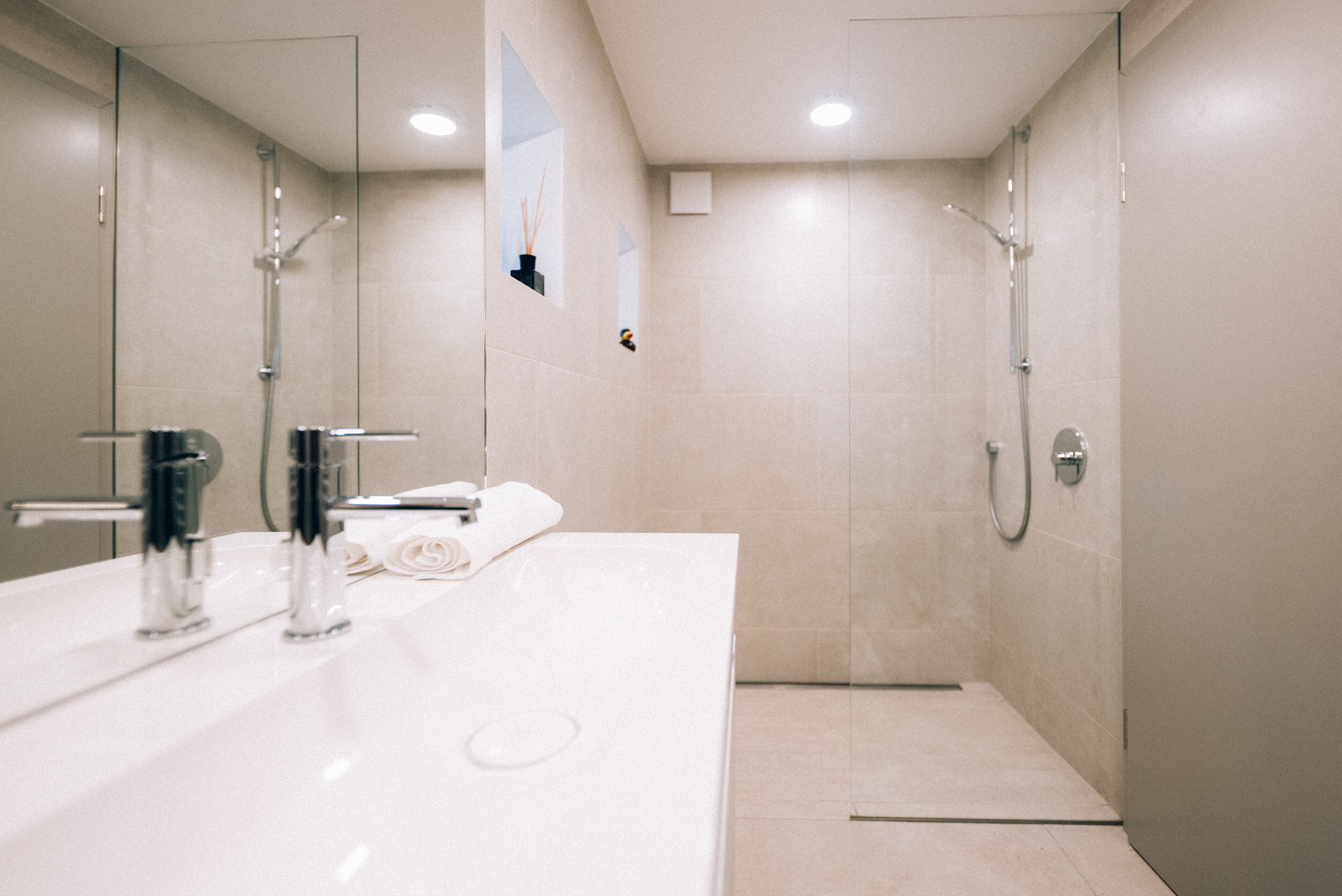 Apartment | Badezimmer | Badewanne und Dusche (separat), kostenlose Toilettenartikel