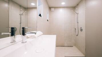 Apartment | Badezimmer | Badewanne und Dusche (separat), kostenlose Toilettenartikel