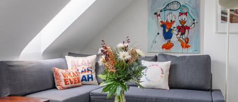 Smart TV, books, stereo