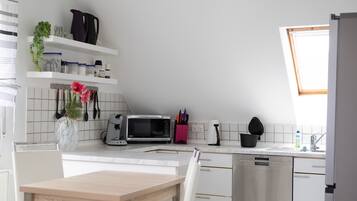 Kühlschrank, Mikrowelle, Ofen, Herdplatte