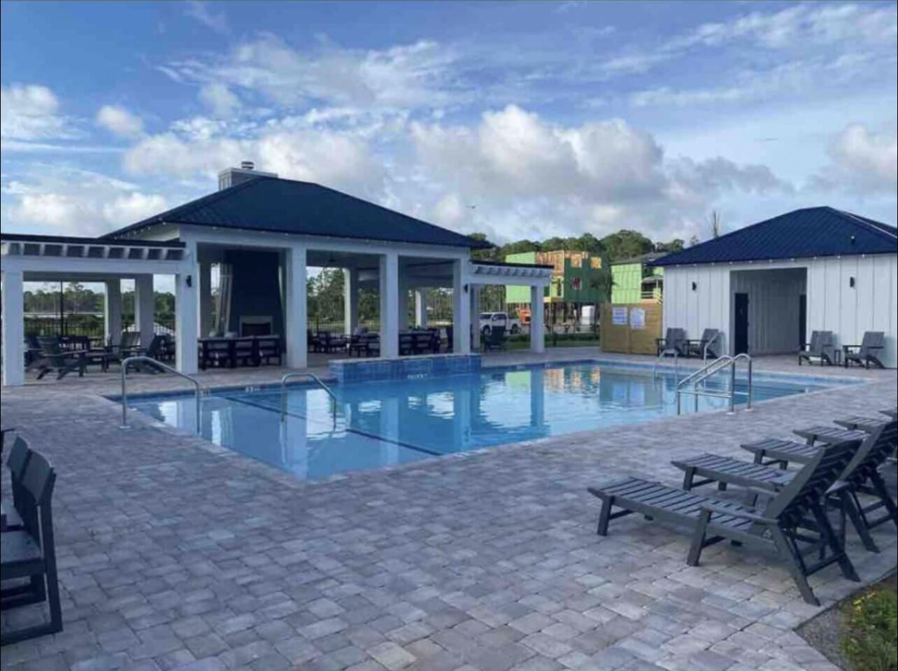 Coastal Style Home - POOL w/ amenities - 3 minutes to the beach! Sleeps 14  
