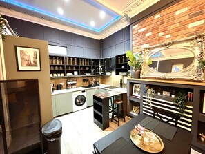 Private kitchen - Stunning and Modern Apartment in Liverpool (Liverpool)