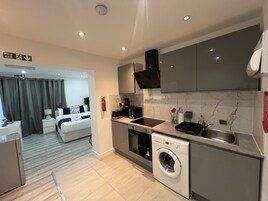 Frigorífico, microondas, horno y placa de cocina