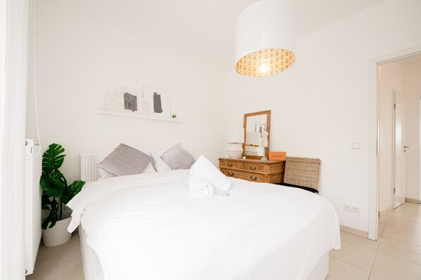 2 bedrooms, individually decorated, individually furnished, desk - Luminous Penthouse 2BR W Btub & Terrace (Sandweiler)