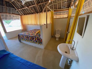 Room | Bathroom | Rainfall showerhead, towels