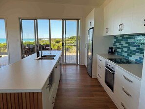 Réfrigérateur, micro-ondes, four, lave-vaisselle