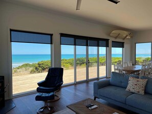 Télévision, cheminée, livres