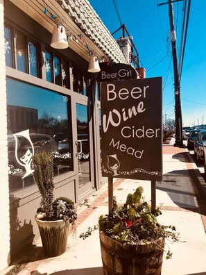 Exterior detail - Spirit of ATL - Minutes to Airport & Downtown! (Hapeville)