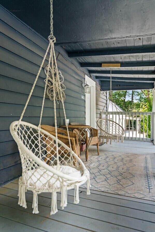 Outdoor dining - 724B · The Blue Bungalow- Minutes to Downtown & Airport! (Atlanta)