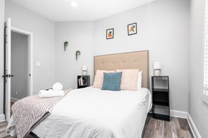 1 slaapkamer, een bureau, een strijkplank/strijkijzer, wifi