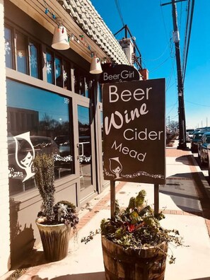 Exterior detail - 724B · The Blue Bungalow- Minutes to Downtown & Airport! (Atlanta)